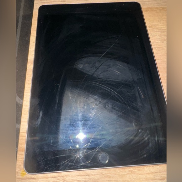 iPad 6th Generation 128GB - Picture 7 of 7